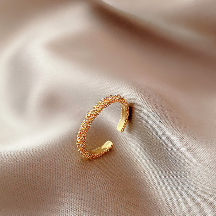 GOLD PLATED SHINY RING.