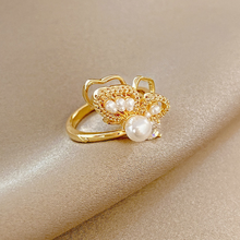Load image into Gallery viewer, BUTTERFLY RING ON PEARL.
